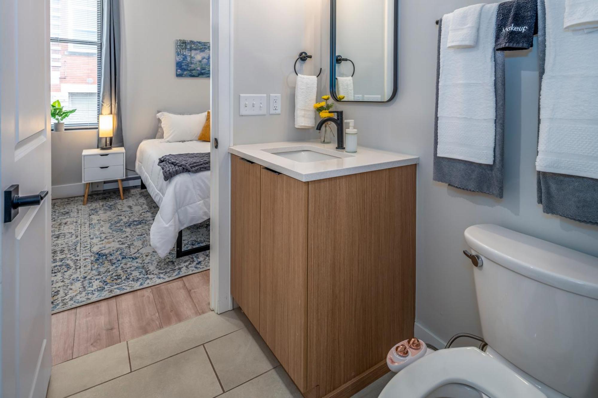Prime Otr, 3 Lux Queen Beds, Two 55in Tvs, Steps To Tql, Findlay Market, Light Rail, Fast Wifi Apartamento