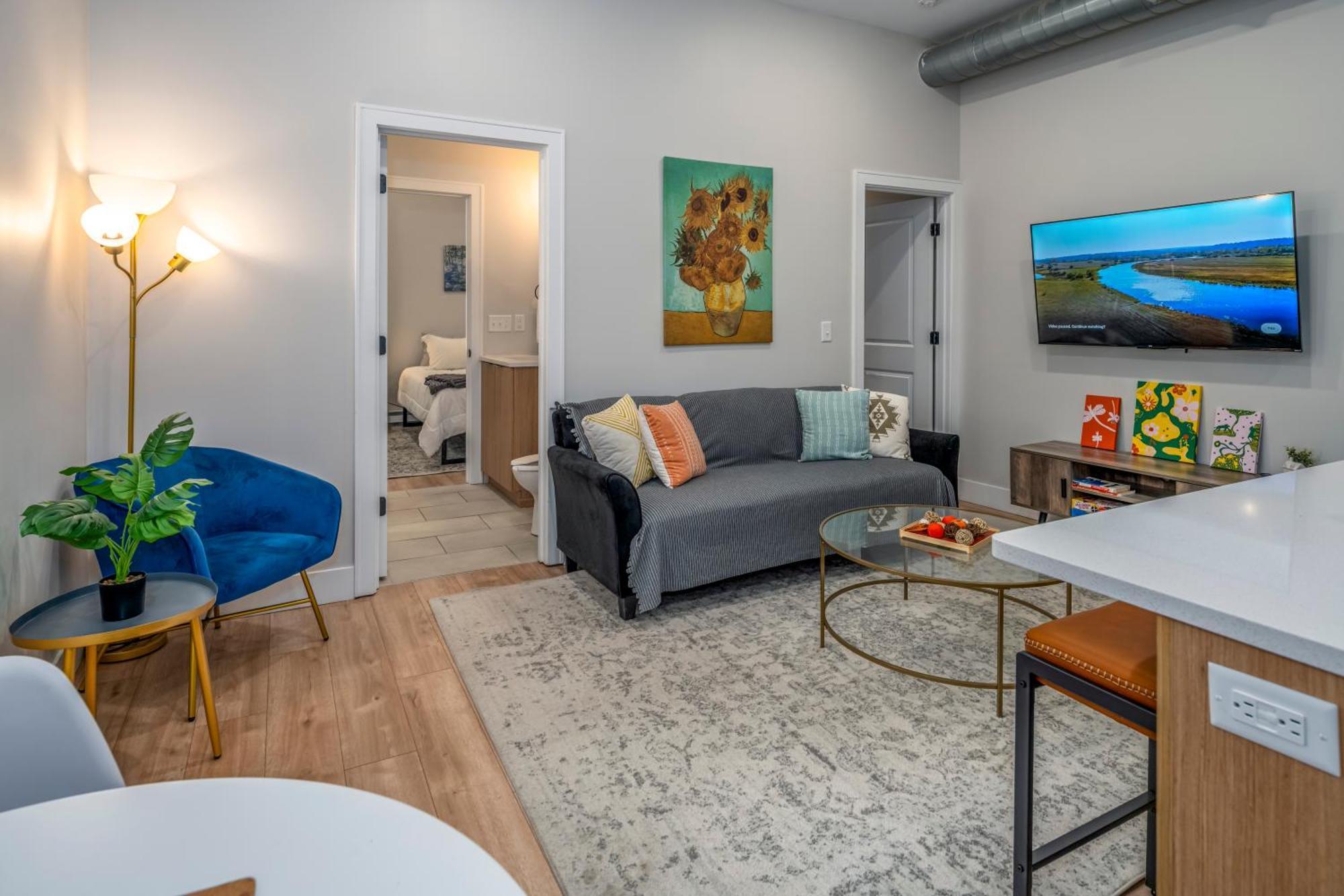 Prime Otr, 3 Lux Queen Beds, Two 55in Tvs, Steps To Tql, Findlay Market, Light Rail, Fast Wifi Apartamento